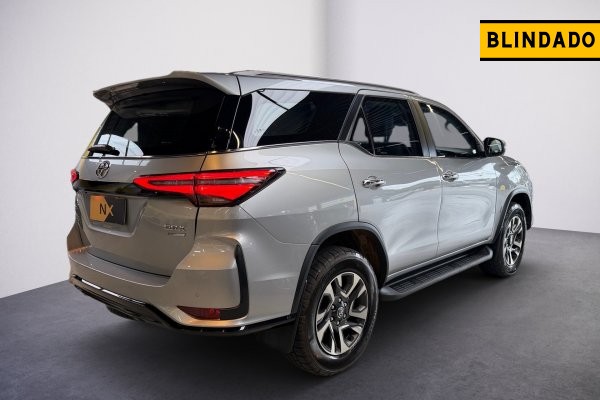 TOYOTA HILUX SW4 2.8 D-4D TURBO DIESEL SRX PLATINUM 7L 4X4 AUTOMÁTICO 2024/2024